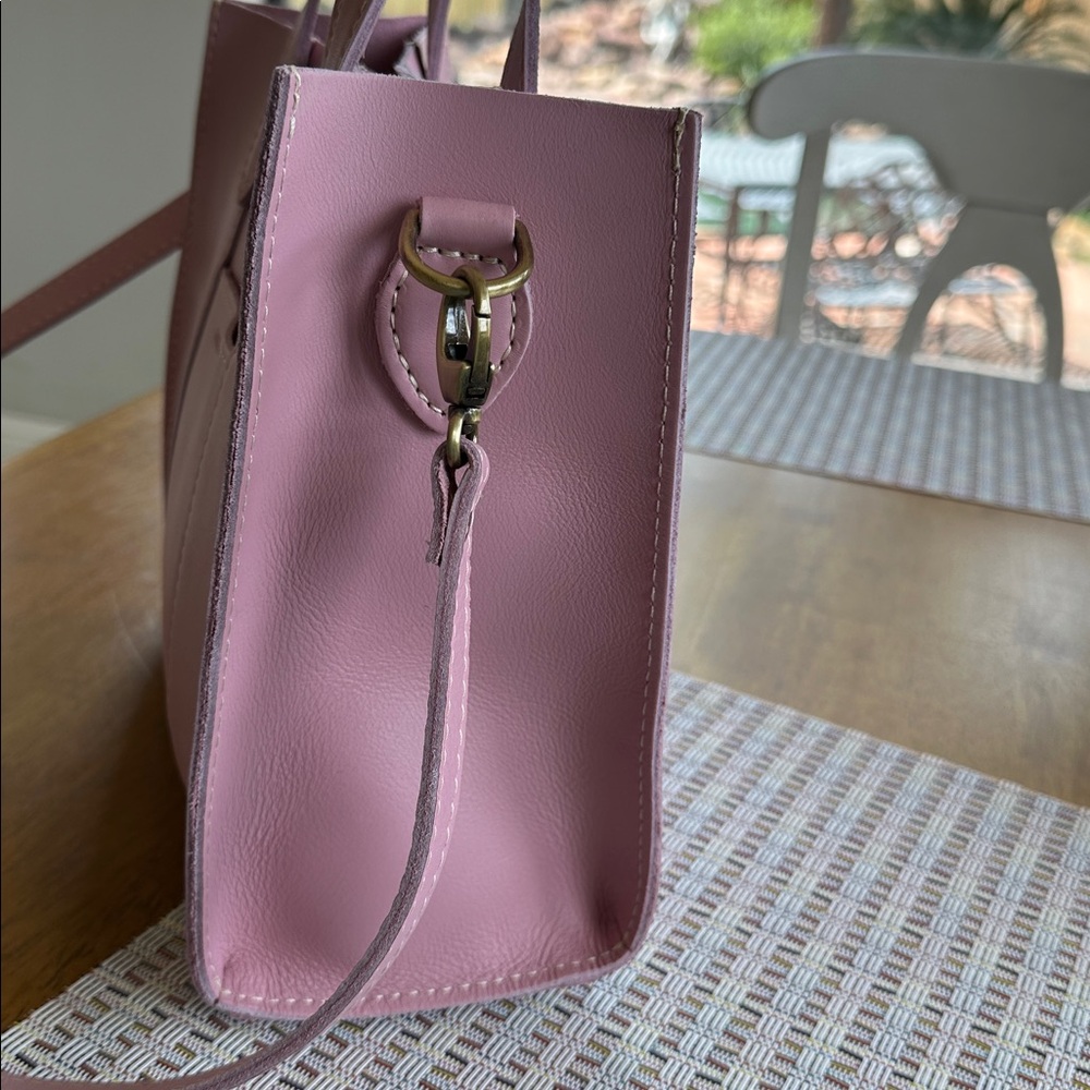 Adorable pink Portland, leather goods, Crossbody tote. Great for any season. - Picture 11 of 11